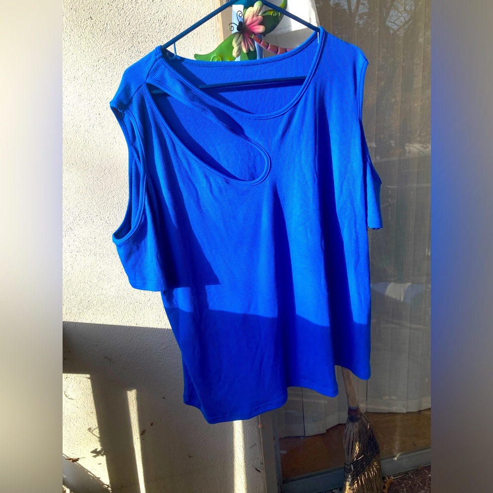 Plus size 1X tshirt blouse, cold shoulders peek-a-boo keyhole opening royal blue